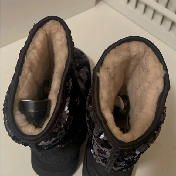 Uggs beautiful rose gold and black color sequin boots - Picture 11 of 16